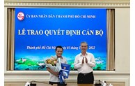 Phó Chủ tịch UBND TP Hồ Chí Minh Ngô Minh Châu trao quyết định nghỉ hưu
